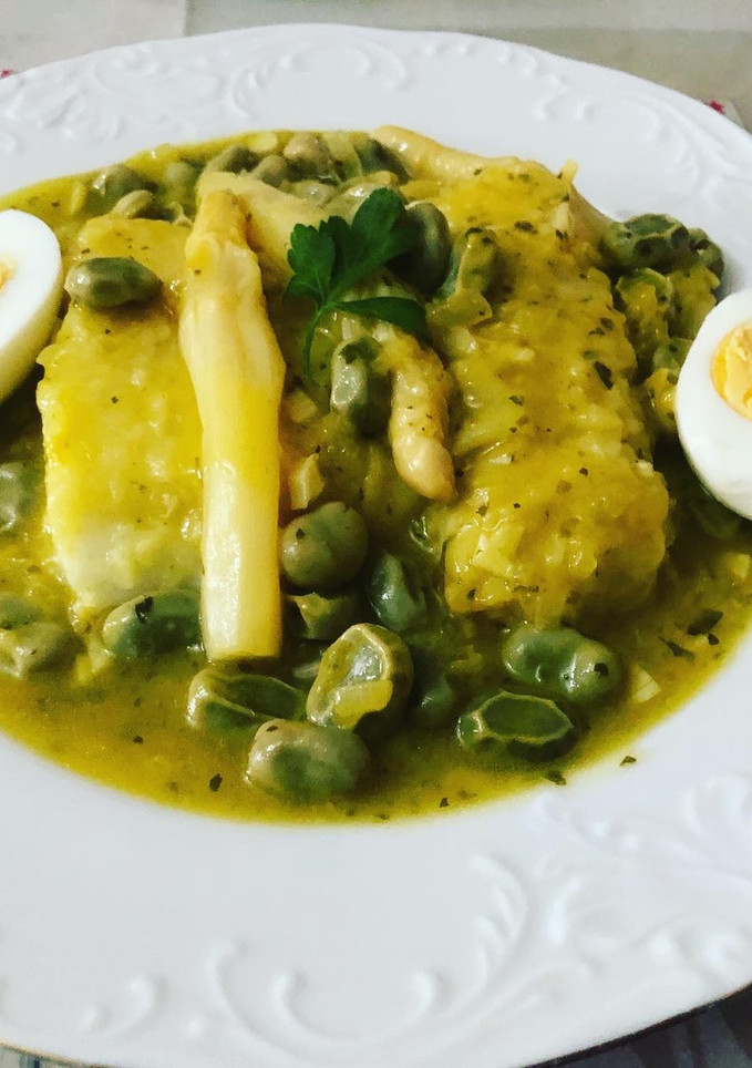 Una foto de Supremas de bacalao y merluza en salsa con habas baby