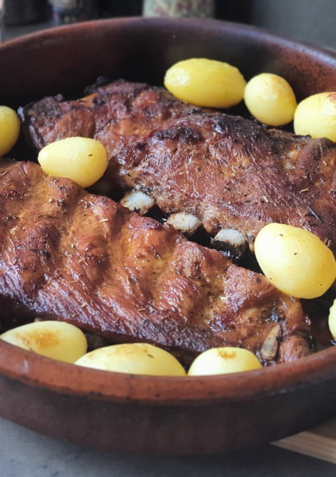 Una foto de Costillas de cerdo asadas y adobadas en casa