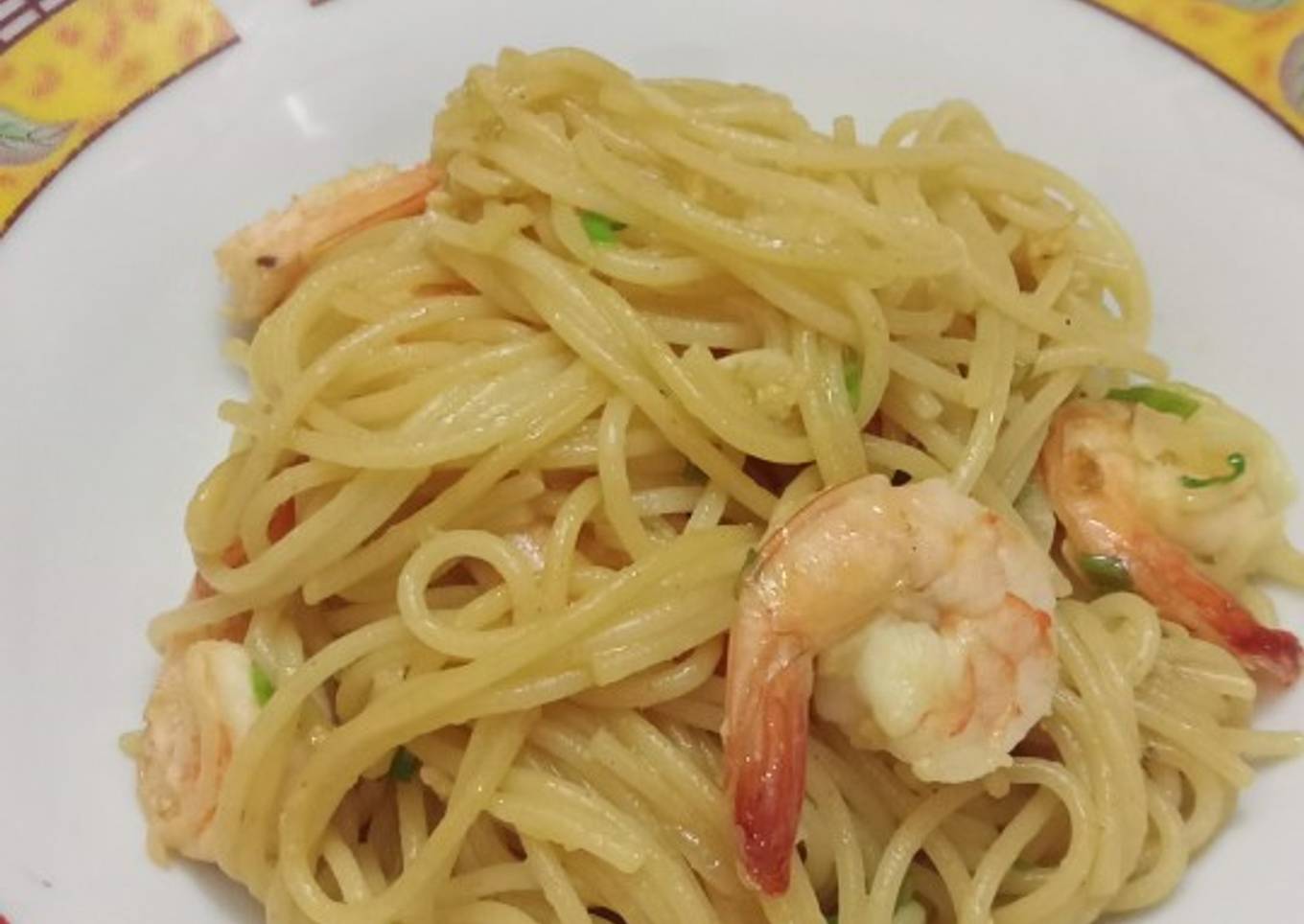 Spaghetti with garlic prawn