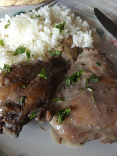 Una foto de Pollo al vino tinto con arroz blanco rehogado con ajos