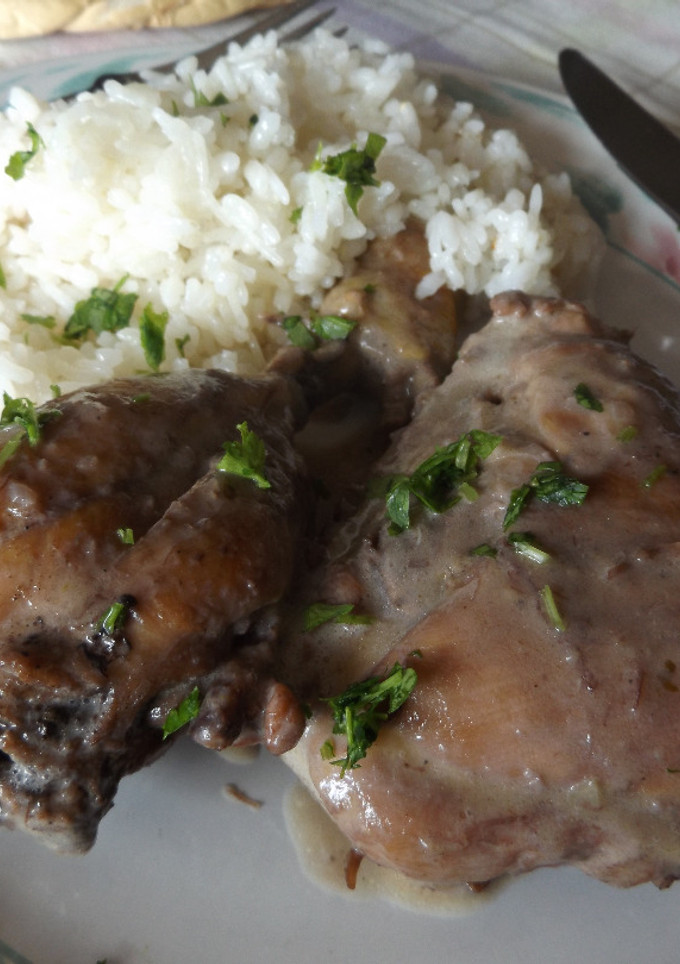 Una foto de Pollo al vino tinto con arroz blanco rehogado con ajos