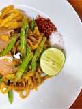 ผัดซีอิ๊วเส้นหมี่เหลือง