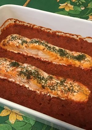 Une photo de Pavés de saumon à l'aneth, crème de poivrons et radis