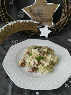 Una foto de Cardo con rebozuelos y salsa de almendras