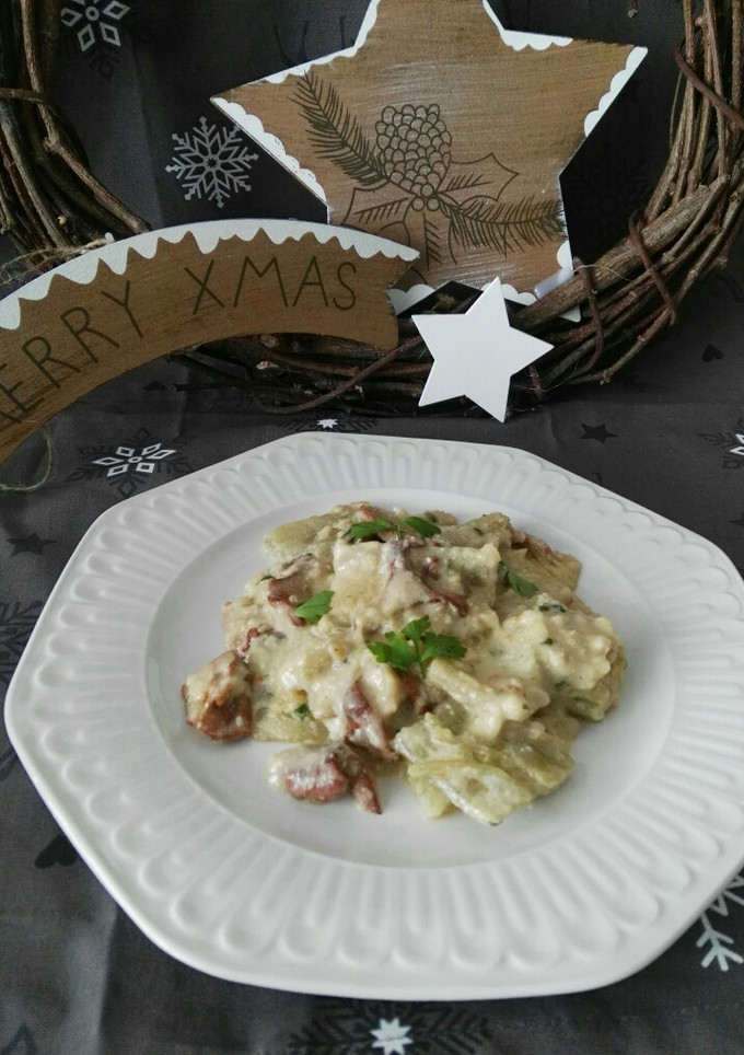 Una foto de Cardo con rebozuelos y salsa de almendras