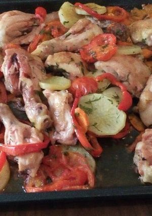 Una foto de Pollo al horno con verduras