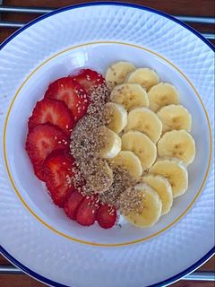 Una foto de Bowl de fruta y yogur