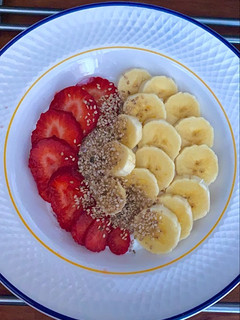 Una foto de Bowl de fruta y yogur
