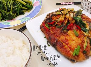 Hình của món Cá Thu Một Nắng Rán Sốt Mắm Gừng Đường 🐟🍚.