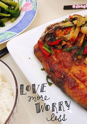 Hình của món Cá Thu Một Nắng Rán Sốt Mắm Gừng Đường 🐟🍚.