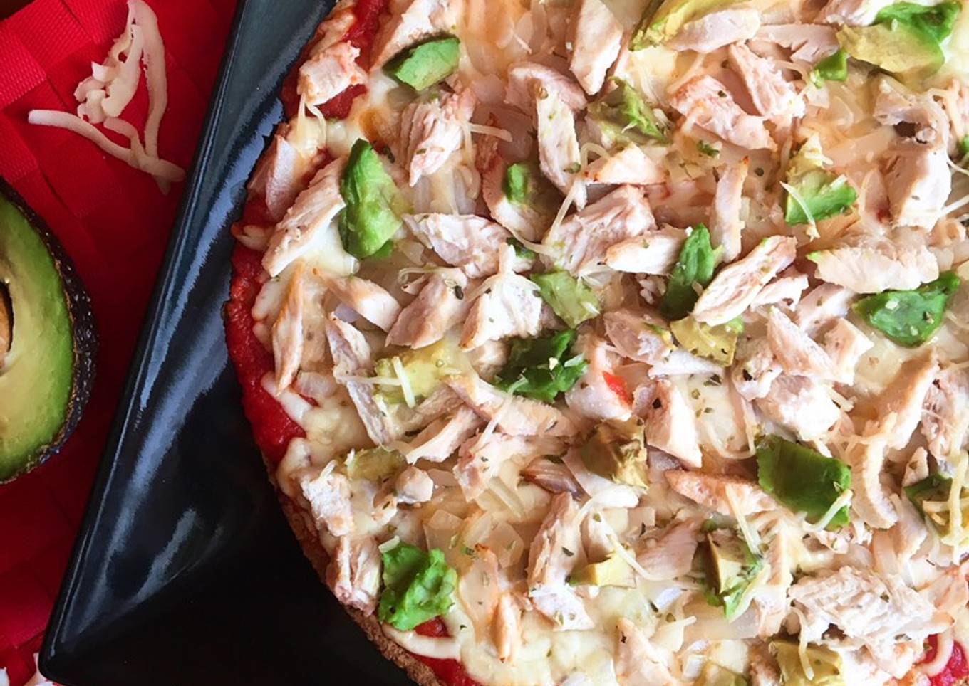Pizza fit de pollo y aguacate