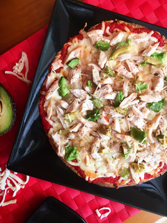 Una foto de Pizza fit de pollo y aguacate