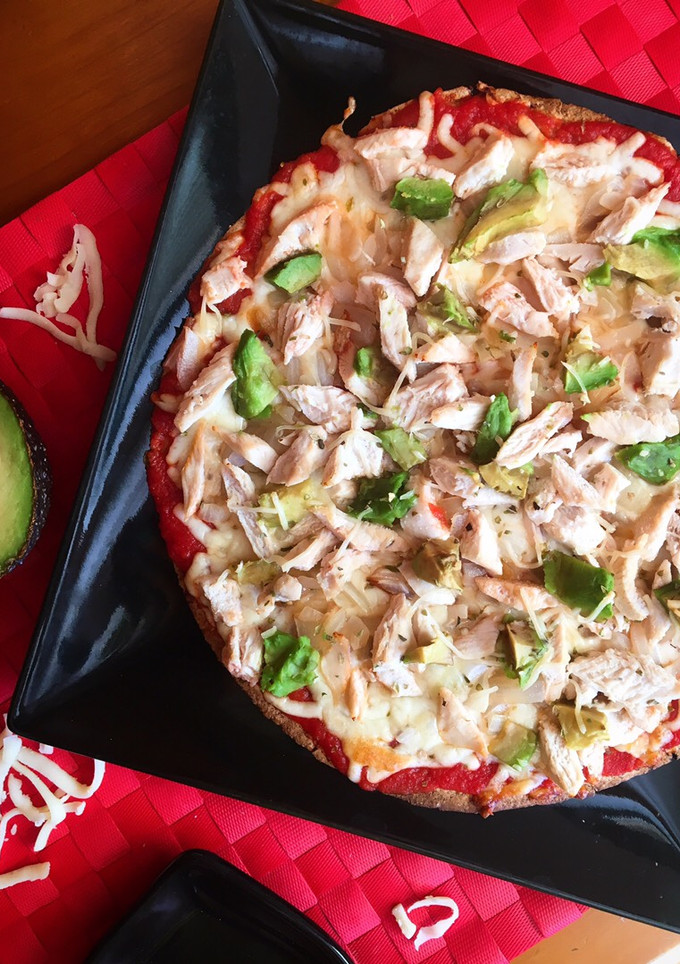 Una foto de Pizza fit de pollo y aguacate