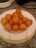 Buñuelos Colombianos, con queso rallado y rellenos de queso mozzarella