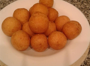 Una foto de Buñuelos Colombianos, con queso rallado y rellenos de queso mozzarella