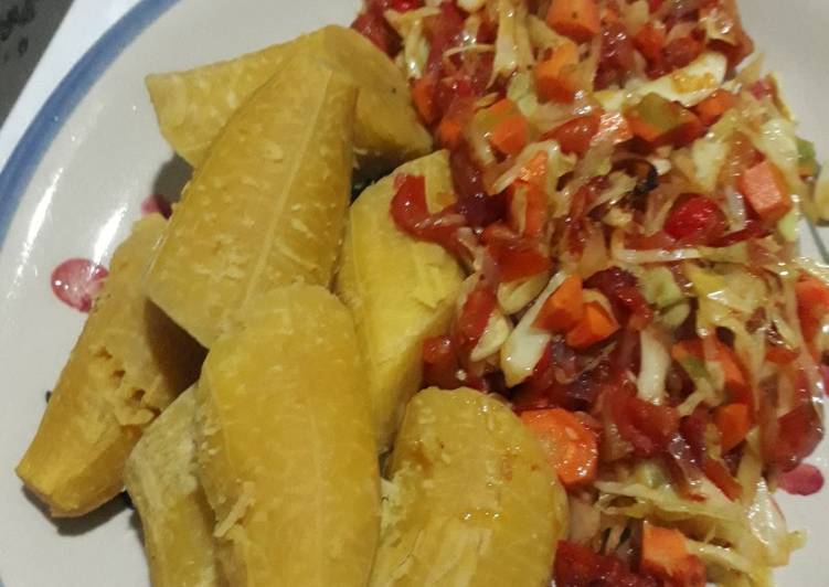 Boiled plantain with vegetable sauce