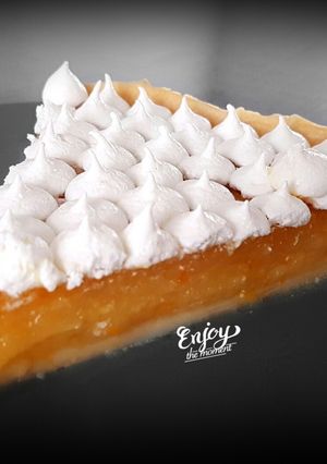 Une photo de Tarte au pamplemousse meringuée à la pistache