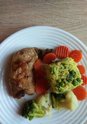 Egész csirkecombfilé rizibizivel és párolt zöldséggel recept fotója