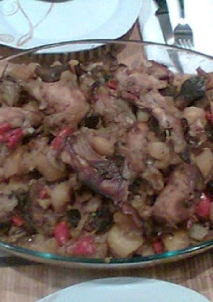 Una foto de Cocido de conejo y pollo al horno