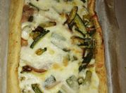Una foto di torta salata con mozzarella