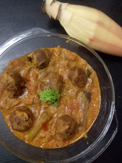 வாழைப்பூ கோலா உருண்டை குழம்பு செய்முறை முக்கிய புகைப்படம்