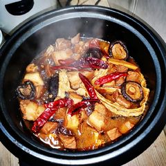 A picture of Braised Pork Belly with dried mushrooms and dried tofu skin.