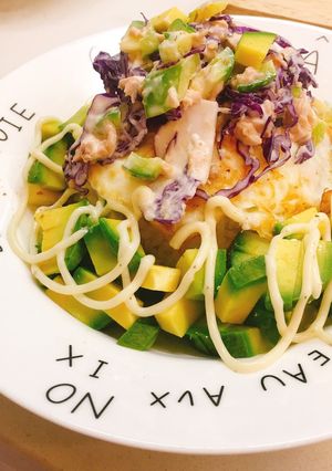 Hình của món Salad bơ cá ngừ trứng.