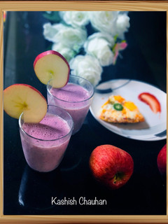 A picture of 🍎 Raspberry Apple Smoothie with Bananas 🍌.