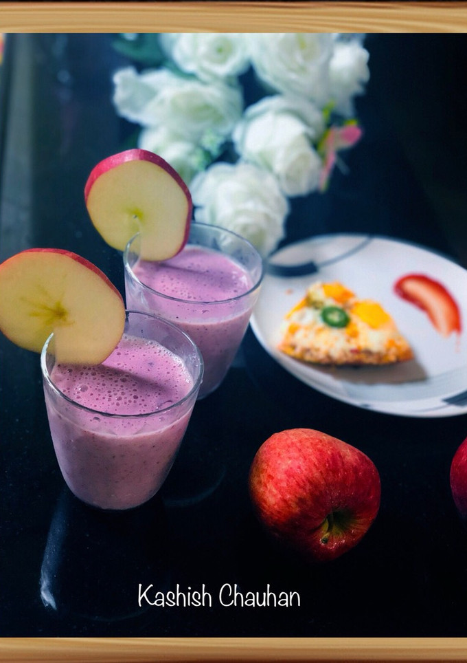 A picture of 🍎 Raspberry Apple Smoothie with Bananas 🍌.
