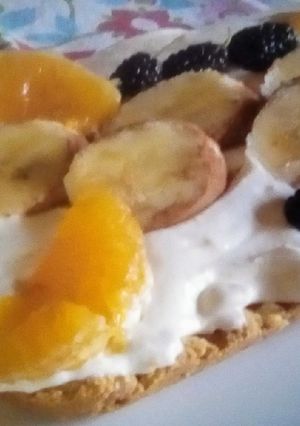 Una foto de Tarta fresca 🍌🍇🍊de crema y nuez