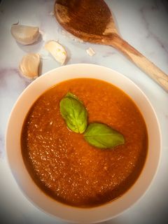 Una foto de Salsa casera de tomate y albahaca