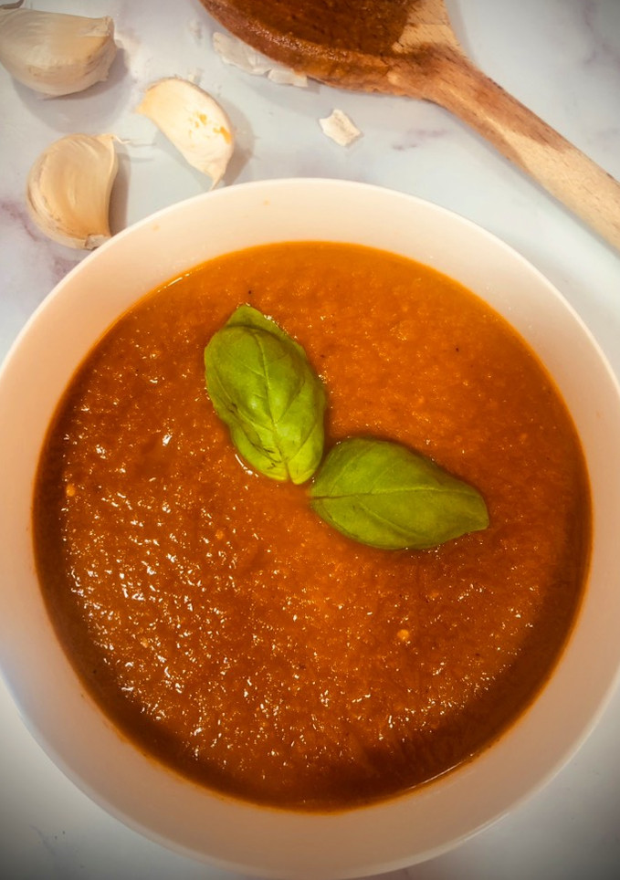 Una foto de Salsa casera de tomate y albahaca