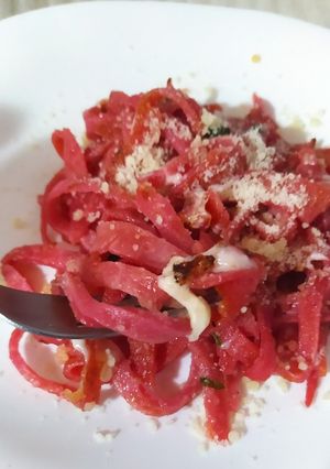 Una foto de Fideos Spaghetti De Panqueques Y Remolacha