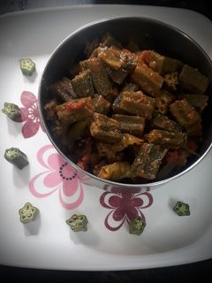 भेंडी मसाला (bhendi masala recipe in marathi) रेसिपी चे मुख्य फोटो