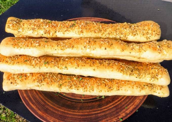 Самые вкусные сырно-чесночные хлебные палочки / Рецепты Другой Кухни
