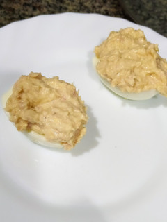Una foto de Huevo relleno de atún y mayonesa