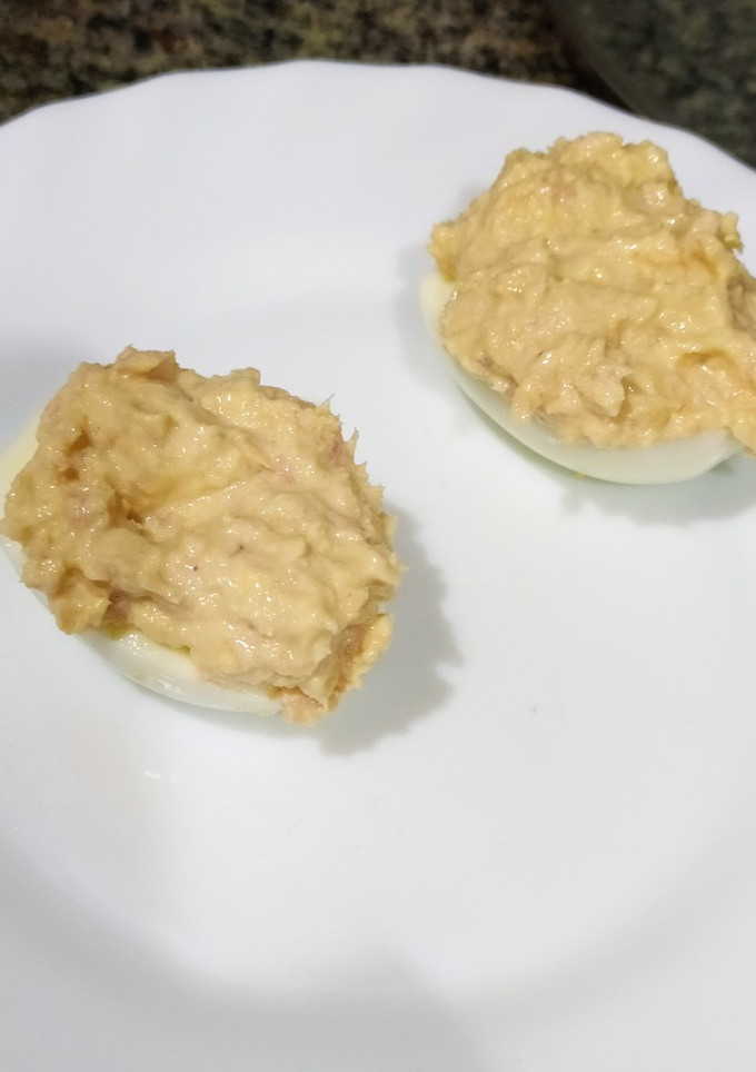 Una foto de Huevo relleno de atún y mayonesa