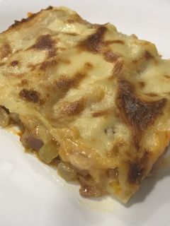 Una foto de Lasaña de jamón, queso y bacon