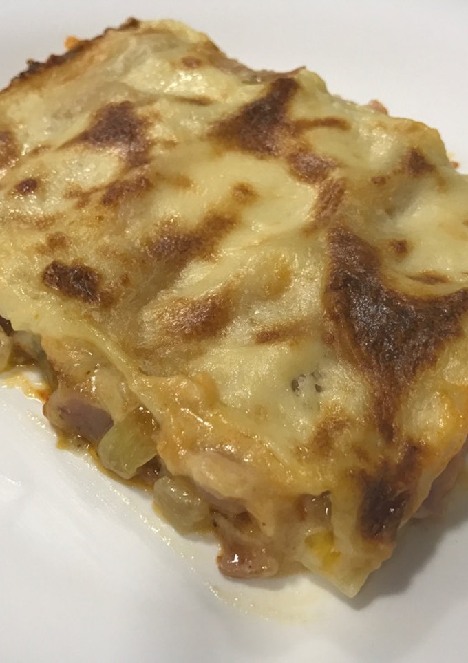 Una foto de Lasaña de jamón, queso y bacon