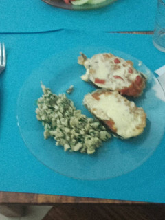 Una foto de Milanesas de Berenjenas al horno con queso y huevos revueltos