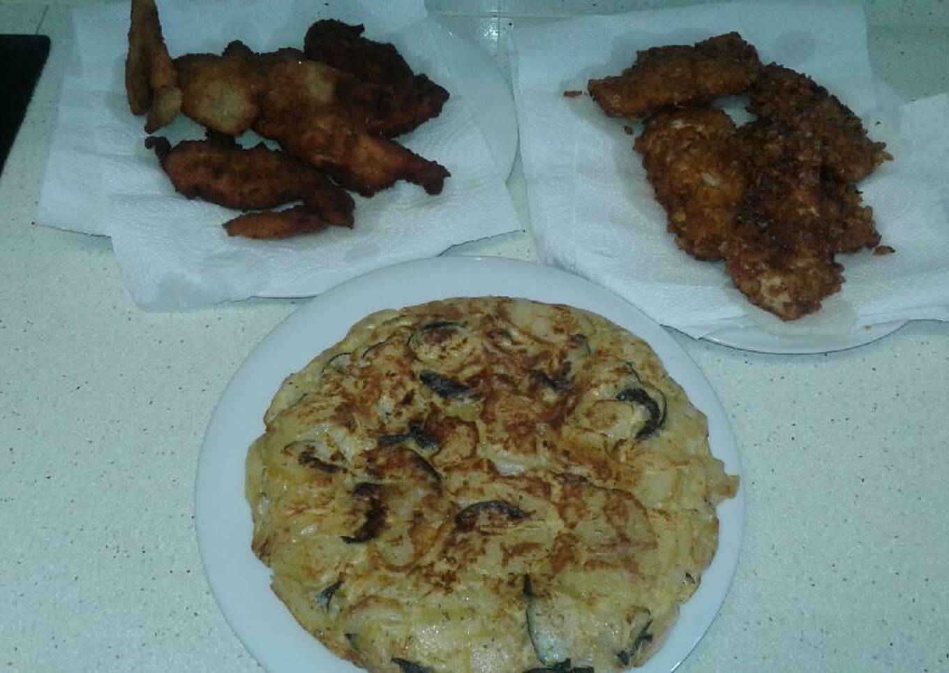 Tortilla de patata con calabacín y de acompañamiento pechuga de pollo con cereales o pan rallado