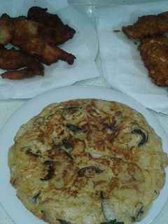 Una foto de Tortilla de patata con calabacín y de acompañamiento pechuga de pollo con cereales o pan rallado