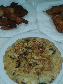 Una foto de Tortilla de patata con calabacín y de acompañamiento pechuga de pollo con cereales o pan rallado