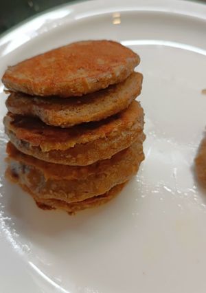 Una foto de Panqueques sin azúcar, de avena, banana y manzana. Para mí bebé de 1 año
