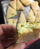 Scones de verdeo y queso
