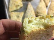 Una foto de scones dulces con manteca