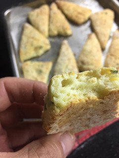 Una foto de Scones de verdeo y queso
