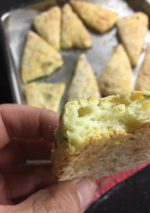 Una foto de Scones de verdeo y queso