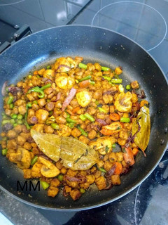 A picture of Stir fried Mushrooms and vegetables.
