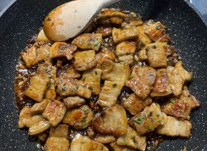 Hình của món Thịt ba chỉ rang mặn ngọt.